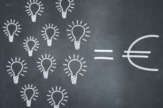 Foto: Kreide gezeichnete Glühbirnen und Eurosymbol